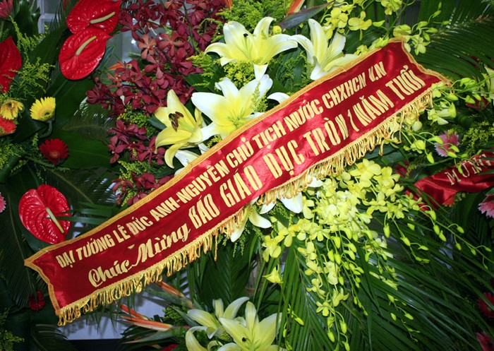 Lẵng hoa và thiệp mừng của Đại tướng Lê Đức Anh - Nguyên Chủ tịch nước CHXHCN Việt Nam tới tập thể lãnh đạo, phóng viên, nhân viên báo Giáo dục Việt Nam